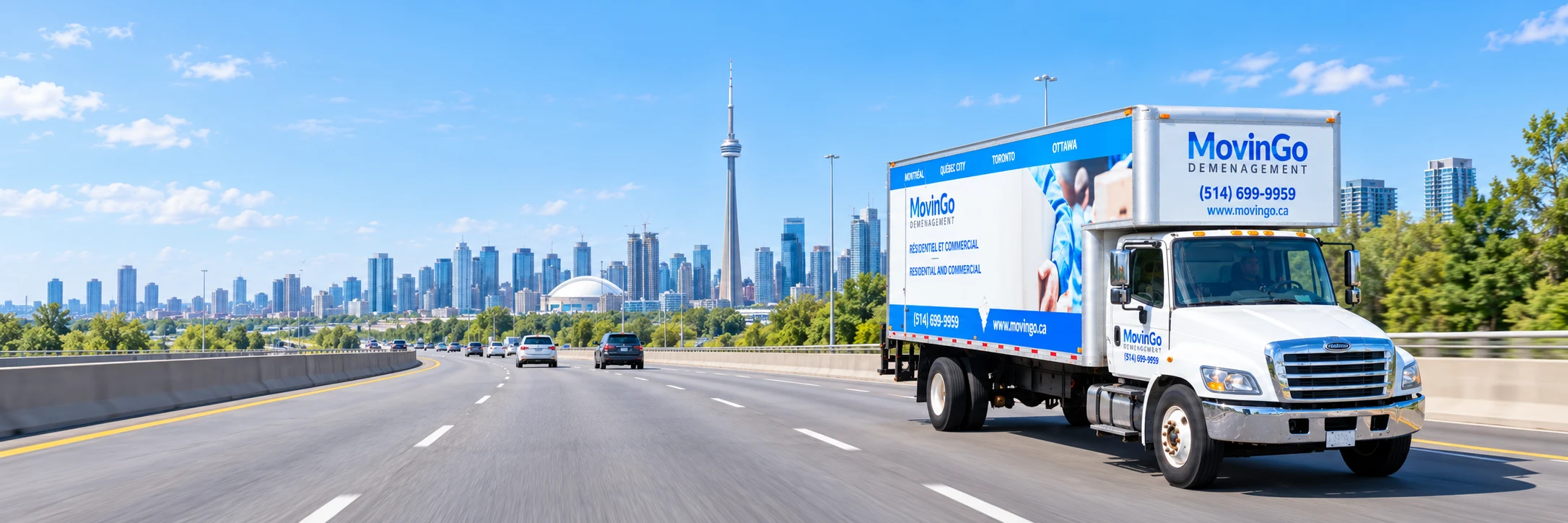 Image illustrative d’un camion de déménagement MovinGo sur une autoroute avec la silhouette de Toronto en arrière-plan