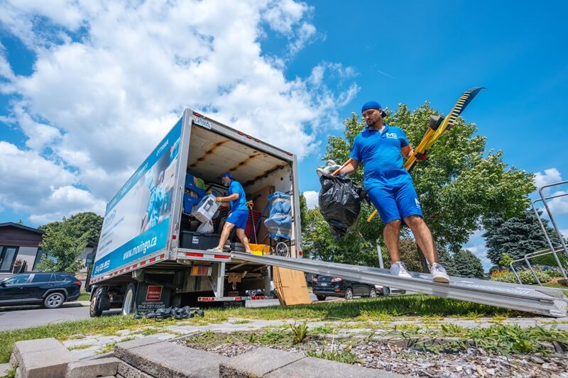 Équipe MovinGo chargeant un camion de déménagement