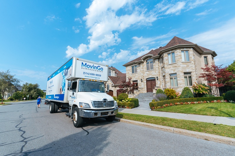 MovinGo moving truck arriving at a Greater Montreal residence