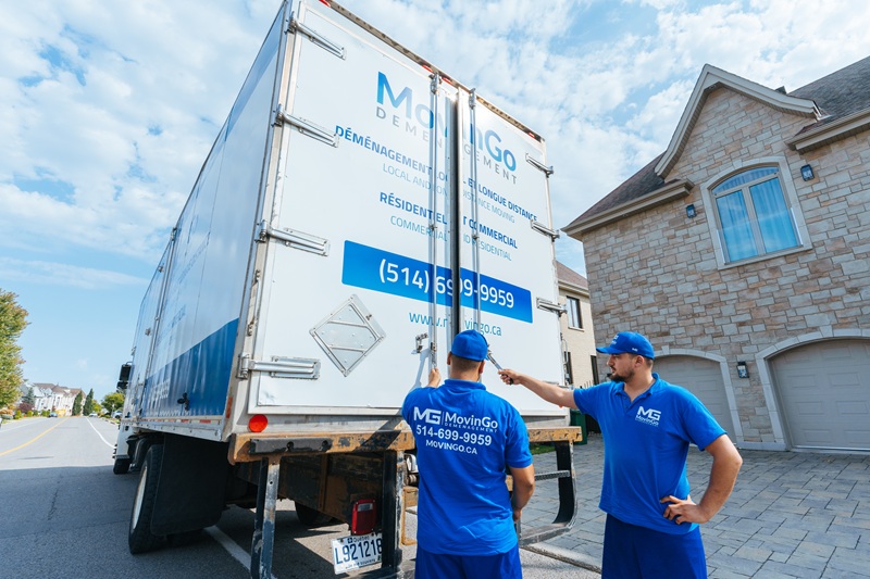 MovinGo moving team closing the truck at a Montreal-area home