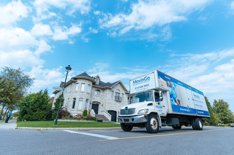 MovinGo residential moving truck outside a Greater Montreal home